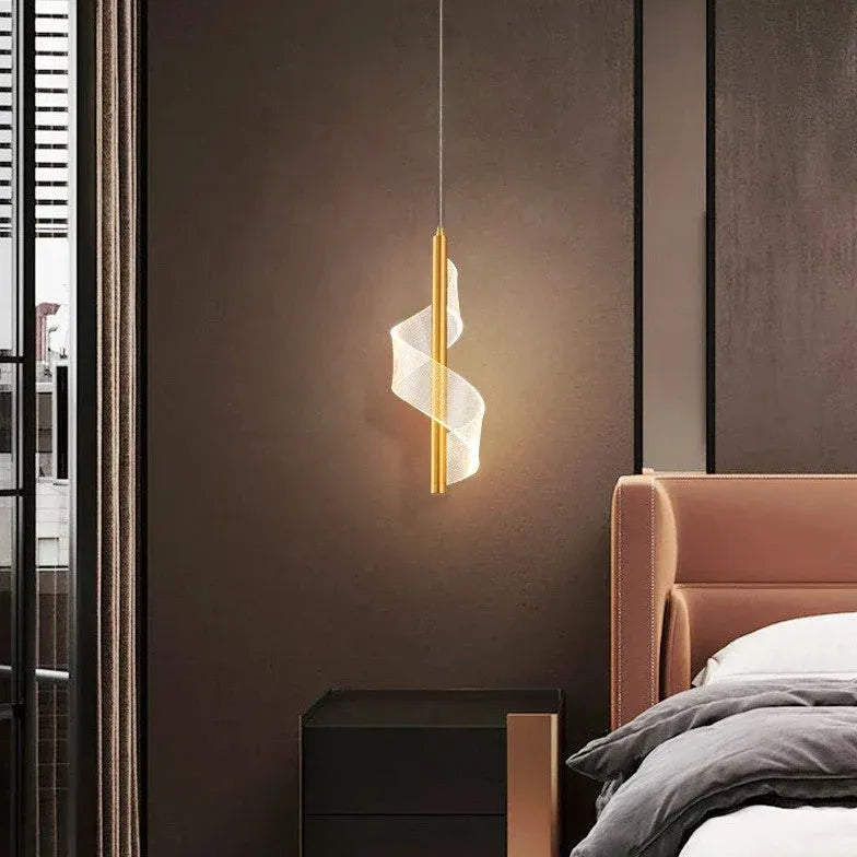 Pendellampa Guld Streamline Spiral Modern Sovrumsdesign 